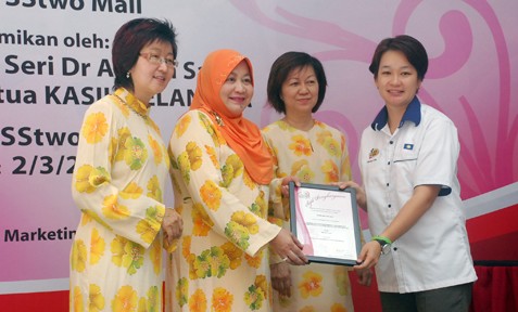  - Kasih-Selangor-vice-president-Prof.-Datin-Seri-Dr-Aishah-Salleh-presents-Certificate-to-Voice-of-Women-president-Chew-Hoong-Ling-477x288