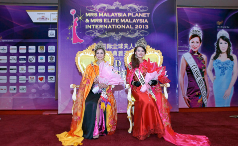  - Mrs-Elite-Malaysia-Intl-2013-Tian-Lee-Na-left-Mrs-Malaysia-Planet-2013-Gin-Lim