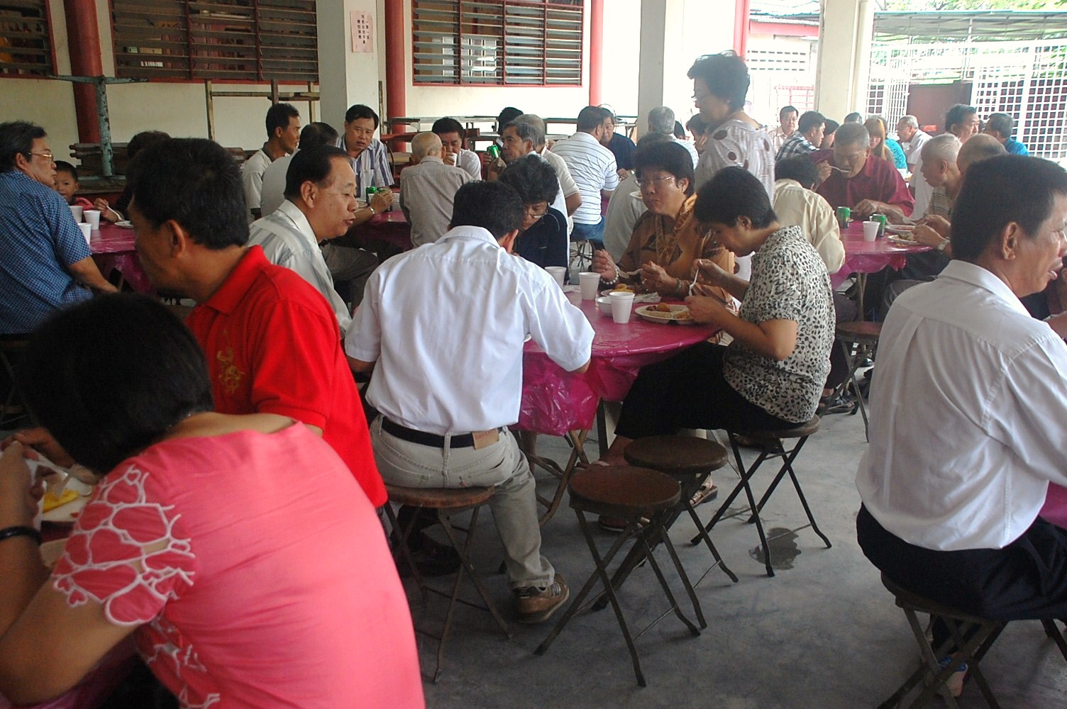 Temple officials of Wong Loo Sen See Temples throughout Malaysia and Singapore gathered for a "reunion" buffet lunch in their annual get-together to strengthen fellowship and fraternity.