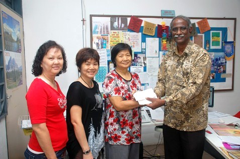Bethany Home director Jayasingh Rajiah receives cheques from donors