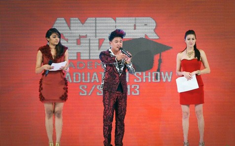 Co-emcees Miss Universe Malaysia 2010 Nadine Ann Thomas (left) and Miss World Malaysia 2010 Nadia Heng (right) with catwalk guru BenjaminToong.