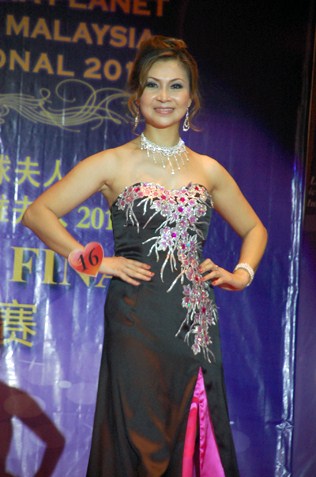 Mrs Elite Malaysia International 2013 Tian Lee Na in evening gown
