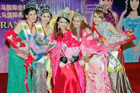 Mrs Planet Malaysia 2013 Gin Lim (centre), 1st runner-up Dr May Heong (2nd left), 2nd runner-up Sumi Teh (2nd right), 3rd runner-up Michelle Peu (first left) and 4th runner-up Jess Chong (1st right)