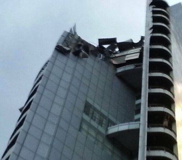 Sudut yang memperlihatkan impak dari angin kencang yang mengakibatkan antenna tersebut tercabut dari struktur bangunan Menara UMNO