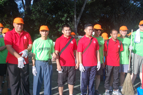 Gunam (left) and Kong Poh Heon (2nd from left) get ready for the gotong royong clean up