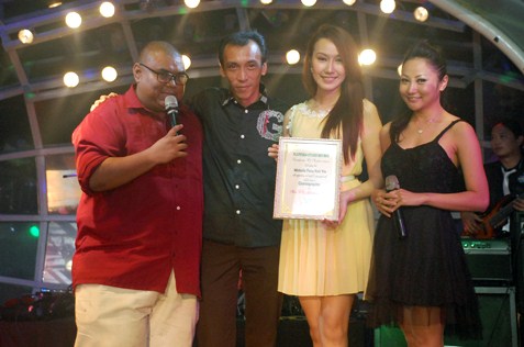 Virgo Philip (2nd from left) and Irene Tan (1st from right)