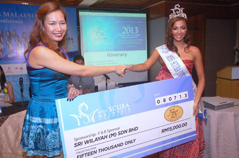Cindy Khen (left) of Figaro Cofee presents a mock cheque to