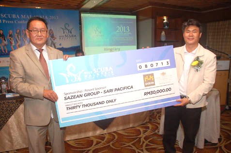 Kelly Lim of Sari Pacifica (left) presents a mock cheque to TK Lim