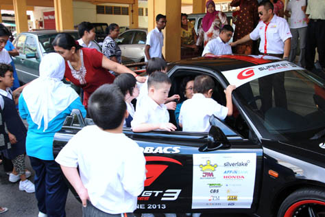 Super GT car excites SAMH children