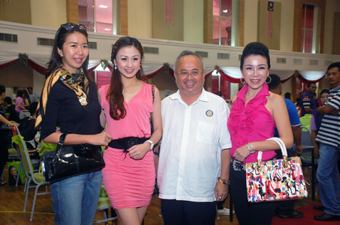 L-R) June Yap, Carrie Lee, Eteck Tan and Mrs Malaysia Globe 2012 Arena Boi