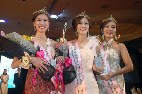Miss Chinese Cosmos Southeast Asia 2013 Bianca Beatrice (centre) from Indonesia, flanked by first runner-up Felina Joyce Lim (left) from Philippines and second runner-up Jenvine Ong Kah Yunn (right) from Malaysia.