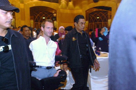 Nick Vujicic enters a packed ballroom in One World Hotel, PJ