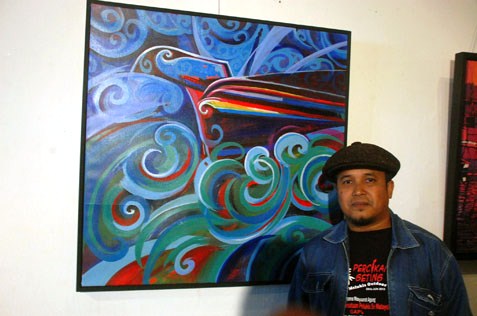 Hamidon Ahmed with his painting Awan Larat di Kuala Tumpat