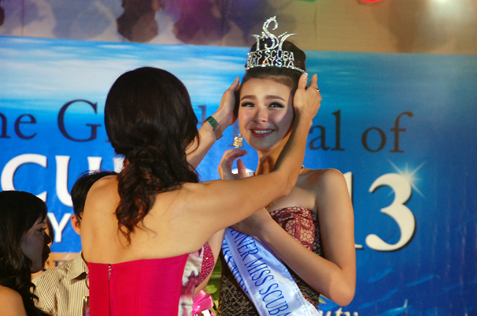 Jade Park being crowned Miss Scuba Malaysia 2013