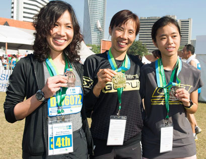 KL Marathon 2013 Malaysian Women champion Yuan Yu Fang (centre), first runner-up Loh Chooi Fern (right) and second runner-up Choong Swee Ying (left).