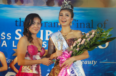 Miss Scuba Malaysia 2013 national director Joan Neo (left) and  Jade Park