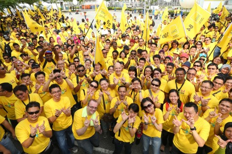 Henrik Clausen, CEO of DiGi (5thfrom left) and his management team leading out 1,500 DiGizens for DiGi’s WWW Internet For All day in Kuala Lumpur.