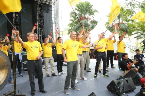 Henrik Clausen, CEO of DiGi (2ndfrom left) and Telenor’s Board of Directors flagging off the Amazing Race at D’House