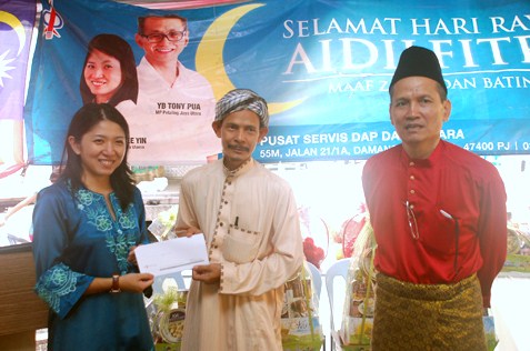 Surau Al-Ikhlas Appt Damansara Bistari chairman Mat Akhir Bin Muhamad receives cash aid from Yeo Bee Yin