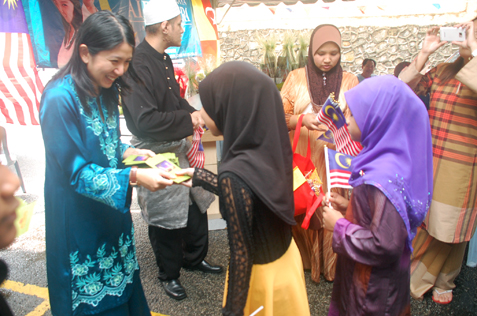 Yeo Bee Yin handing out duit raya to children at flat damasara bistari SS2