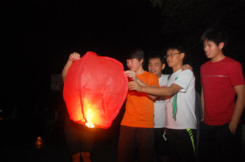 Lighting up kongming sky lantern