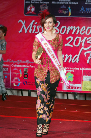 Best in Kebaya & 2nd runner-up Best Ethnic Costume - Suzie Wendy Anak Bidin