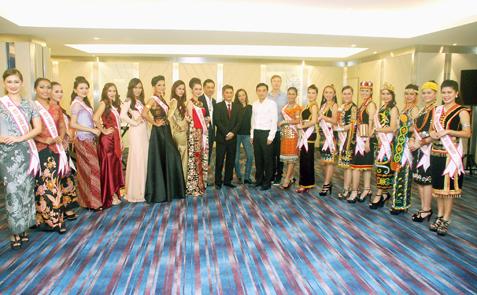 Group pose - Miss Borneo Kebaya 2013 finalists