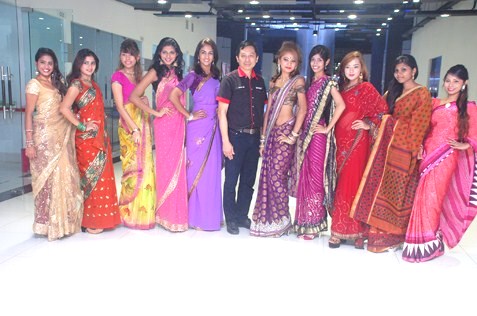 Jason Hee (centre) posing with Miss Saree Malaysia 2013 contestants during the press conference at Dataran Underground, Kuala Lumpur.