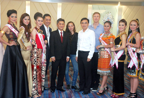 Jason Hee (fourth from left), The Armada Petaling Jaya general manager Hoon Tai Chee (in coat) and Allen CHeong posing with the Borneo girls