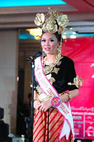 Maryanne Lee - 4th runner-up Miss Borneo Kebaya 2013, 4th runner-up Best Ethnic Costume & Miss Axxezz Fashionizza