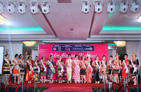 Miss Borneo Kebaya 2013 finalists on stage