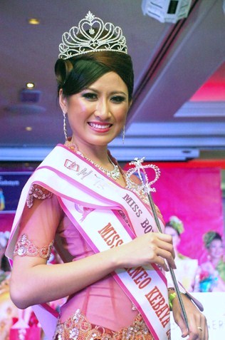 Miss Borneo Kebaya 2013 queen Kueh Mei Fung