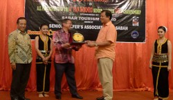 The Chairman of Organizing Committee presenting momento to YB Datuk Joniston Bangkui, Chairman of Sabah Tourism Board