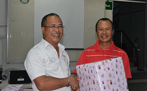 The Organising Chairman (Red Shirt) presenting the prizes to the winners.