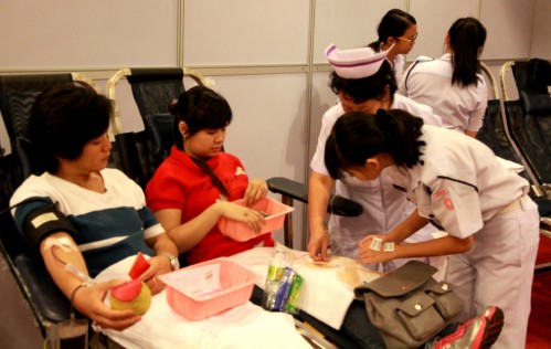Nurses getting ready for blood donation