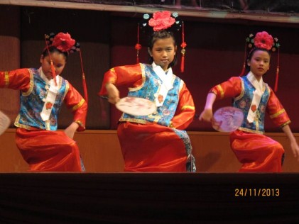 The sweet young dancers doing a Chinese dnce