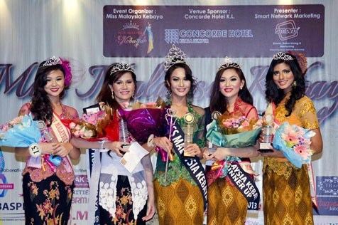 Kebaya queens: (L-R) Ann Soe Chea Erng, Massuhaella Binti Mohd Idris, Sunshine Aileen Devi Eric, Maryanne Lee and Davina Naidu.