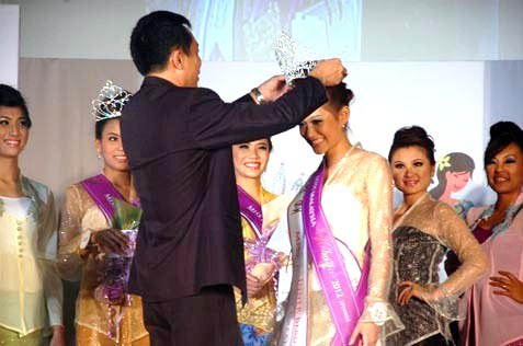 Miss Malaysia Kebaya 2012 Jean Lee crowning moment