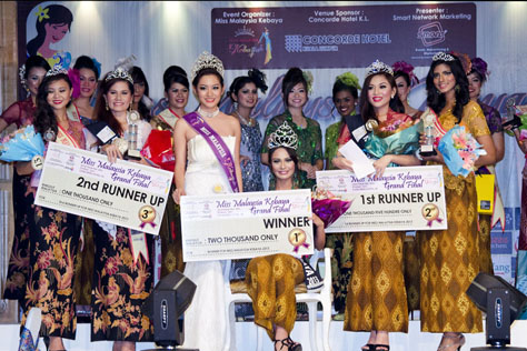 Miss Malaysia Kebaya 2013 top 5 winners posing with 2012 winner Jean Lee (3rd from left)