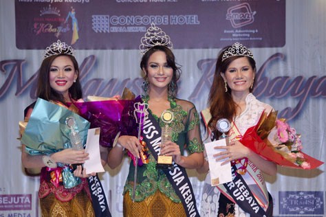 Miss Malaysia Kebaya 2013 winner Sunshine Aileen Devi Eric (centre), 1st runner up Maryanne Lee (left) and 2nd runner up Massuhaella Binti Mohd Idris