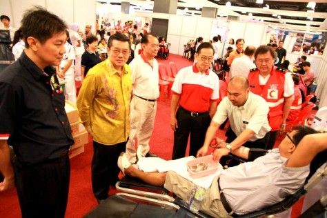 Mr Mok chatting with a donor and flanked by Rotary club members 