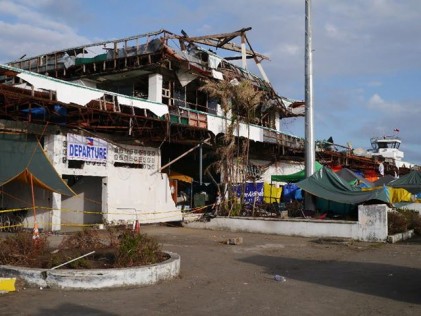 A typical scene in Tacloban and the surrounding towns 