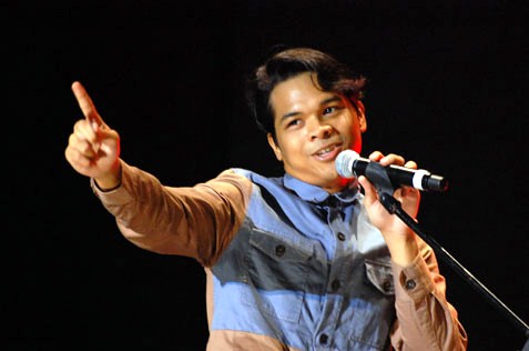 Aizat sings Sunai Lui at 2014 countdown party @ Mutiara Damansara