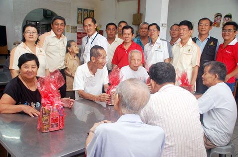 JKKK Sungai Way and MBPJ councillor Sean Oon Chong Ling (standing 3rd from left) at Rumah Sejahtera Seri Setia Sg Way