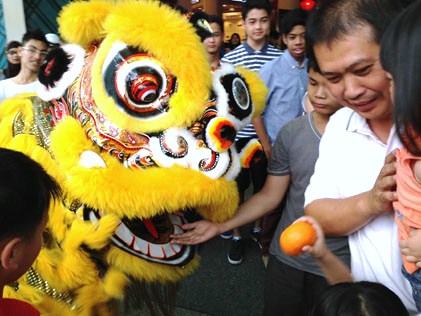 The lion gives mandarin oranges out through its mouth