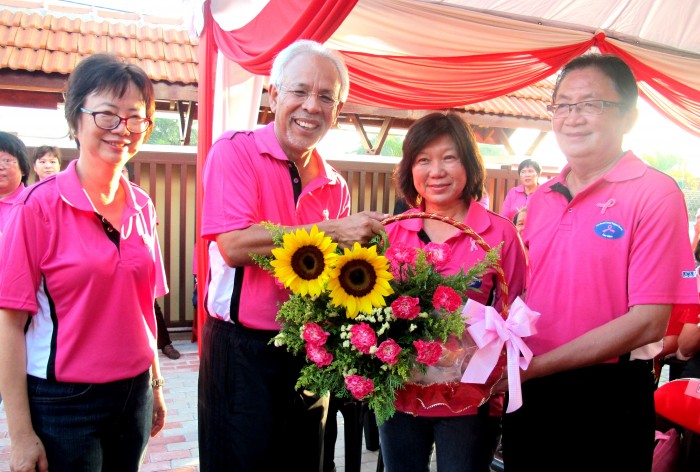     Tan Sri Dato’ Shahrir Abdul Samad with a bouquet of sunflower filled with love.