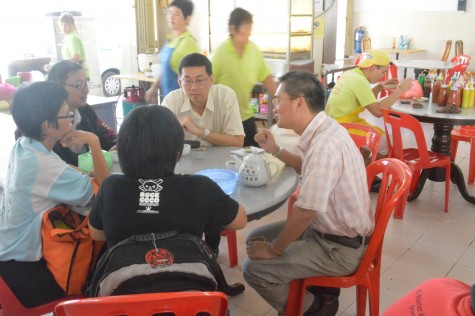 Khoo on the right with the residents fo T Melaka Baru