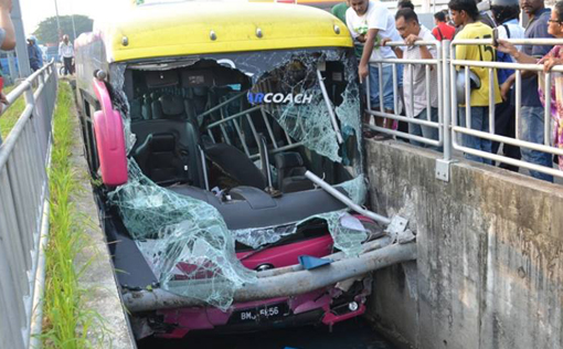 Bus stuck in tunnel Perai 5 copy