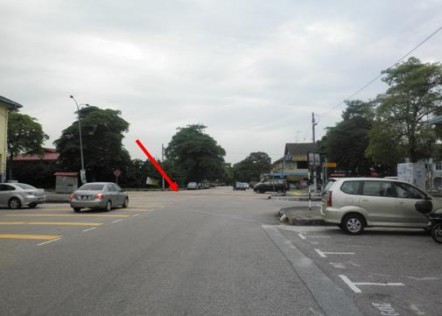 Arrow showing the 'blind' t-road junction. View from Jalan Molek 2/1 on a Sunday.