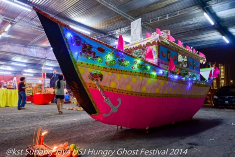 A paper boat to transfer the Hungry Ghosts back to Underworld